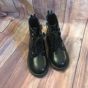 Kids black lace up boots size 2 youth